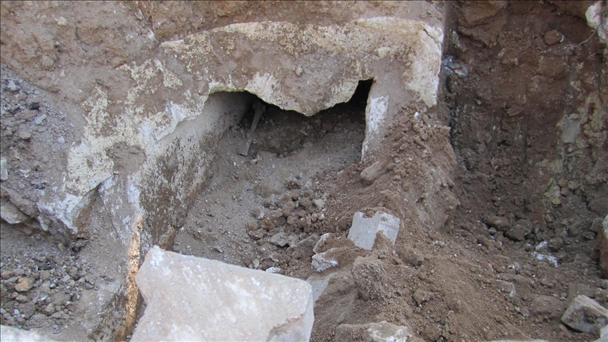 Doğal gaz kazısında lahit bulundu