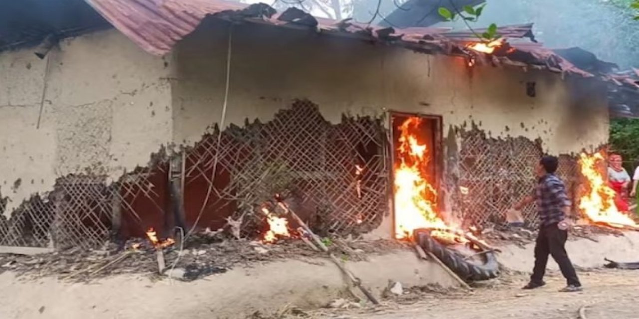 Kadınlar tecavüzcü çete liderinin evini ateşe verdi