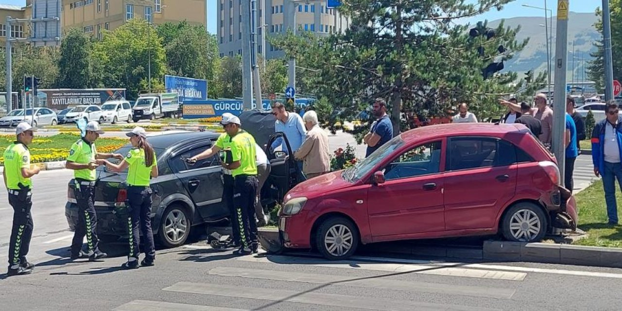 İki araç kafa kafaya çarpıştı: 6 yaralı