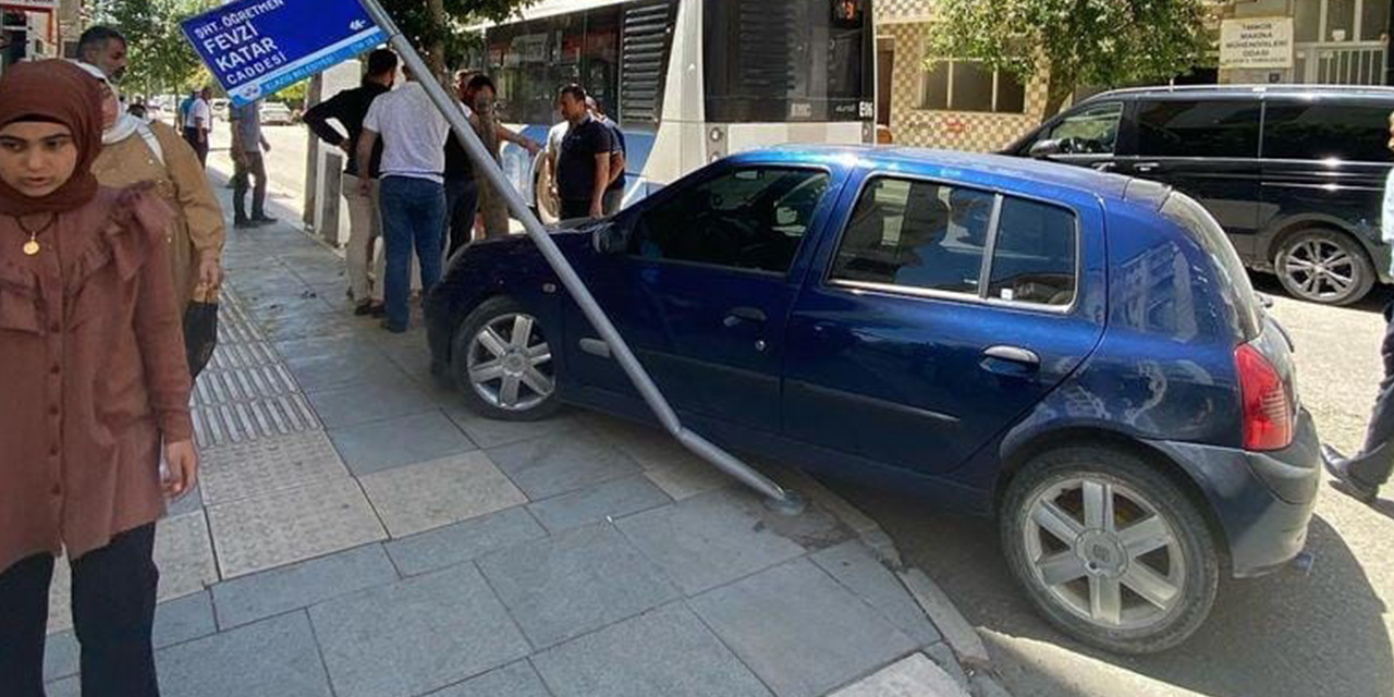 Yolcu otobüsü ile otomobil çarpıştı: 1 yaralı