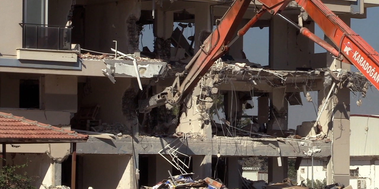 Ağır hasarlı bina kontrollü şekilde yıkıldı