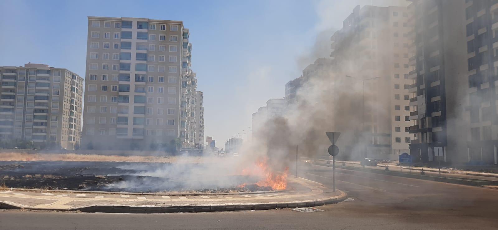 VİDEO - Şehir ortasında yükselen alevler yangın değil, anız yakılmasından