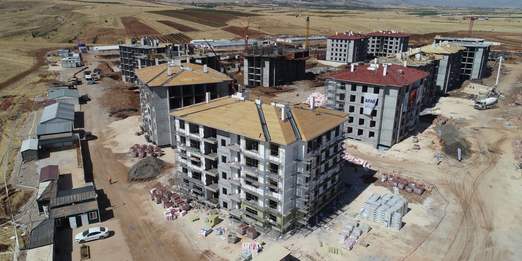 Adıyaman'da kaba inşaatı biten deprem konutlarında dış cephe çalışmalarına başlandı