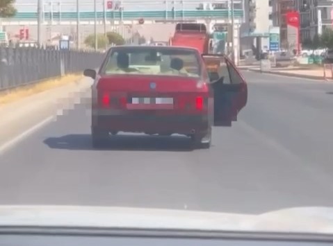 Kapısı açık otomobil tehlike saçtı