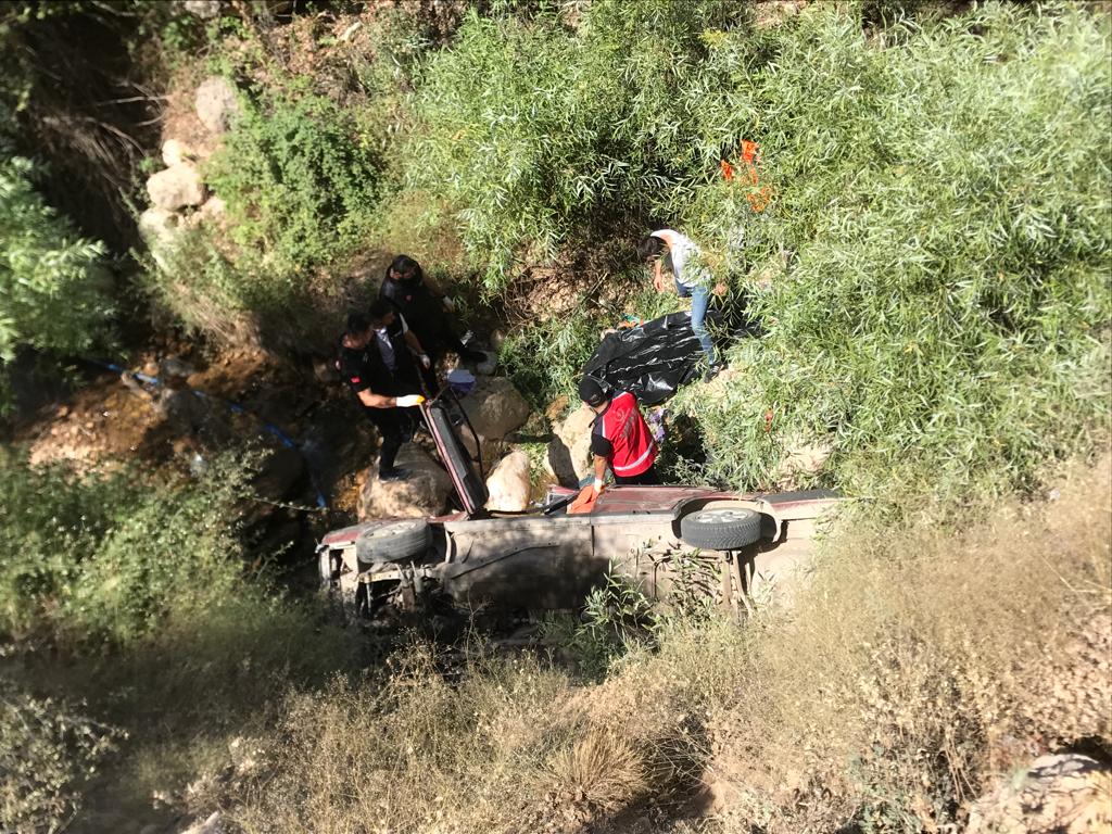 Dereye uçan otomobilde hayatını kaybetti