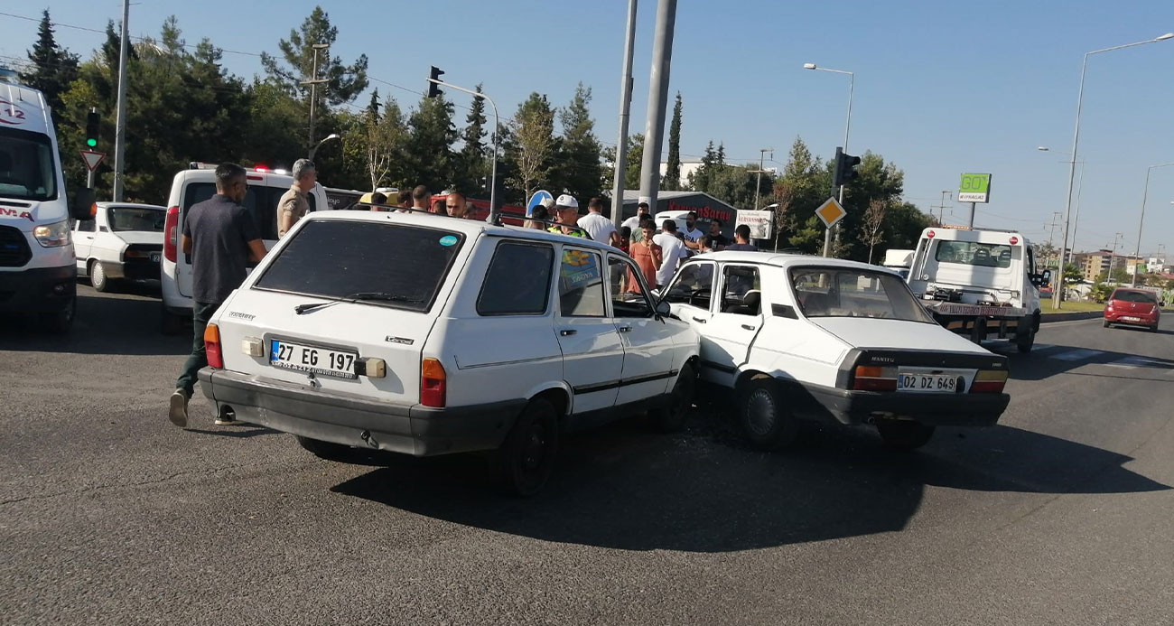 İki otomobil çarpıştı, 5 kişi yaralandı