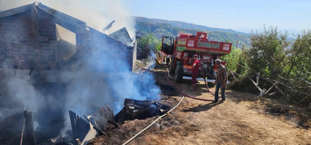 Genç ilçesinde ahır yangını