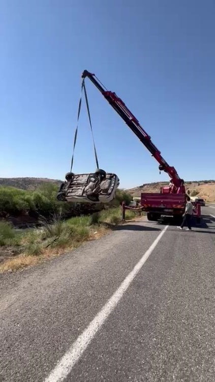 Otomobil dereye yuvarlandı; 2 yaralı