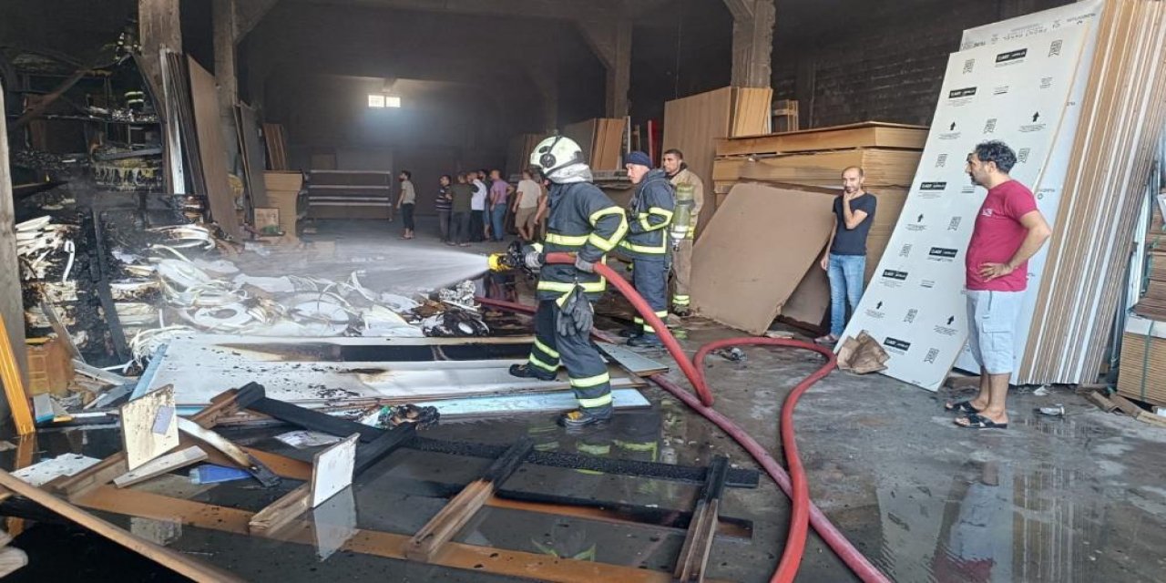 Mobilya deposu yandı