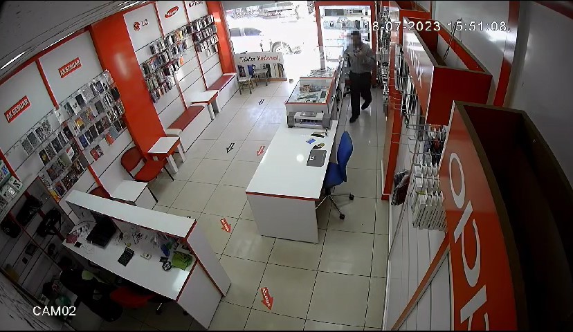 Namazda iken dükkânından 3 telefonunu çaldılar