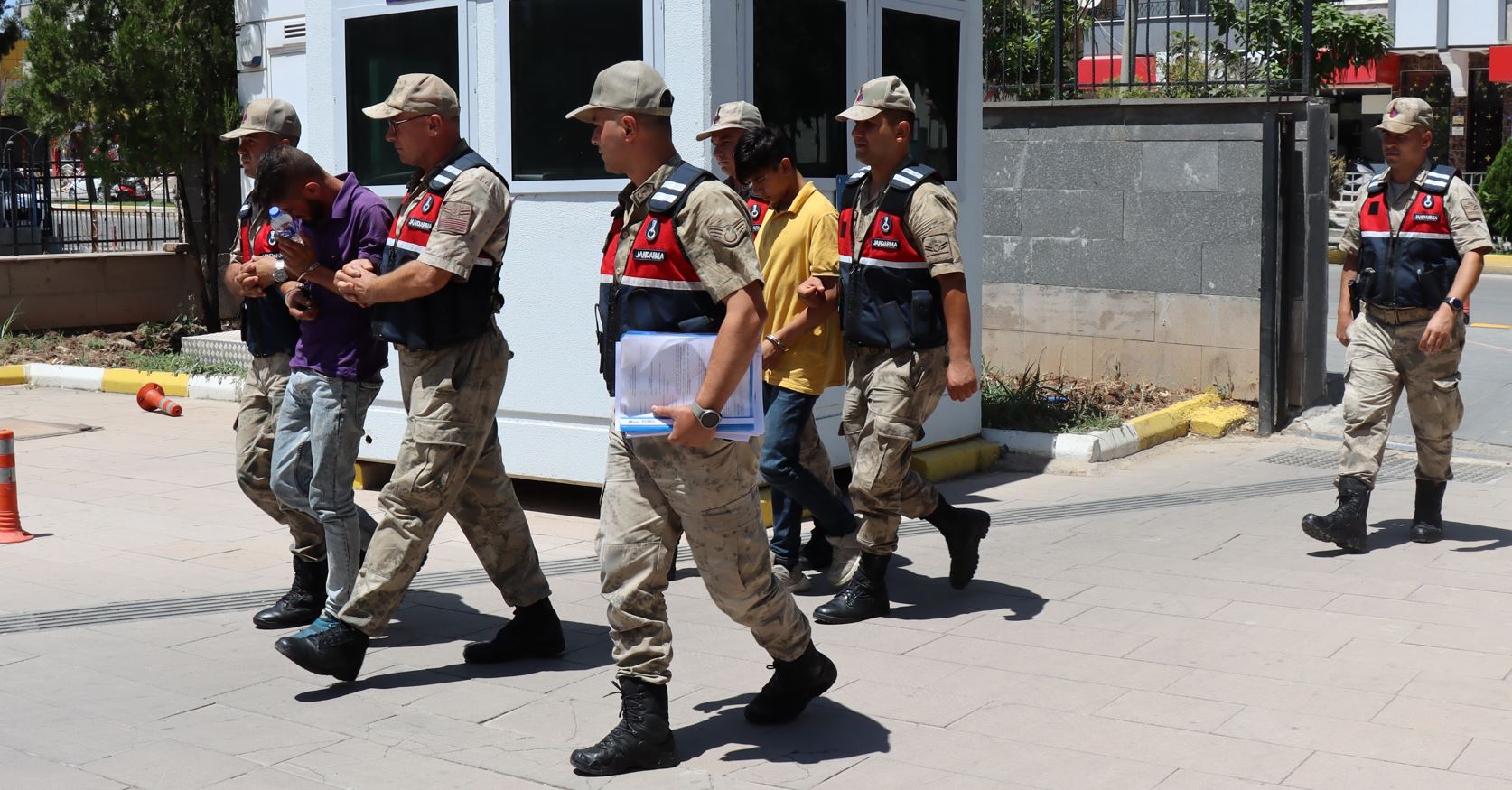 Bağ evi hırsızları tutuklandı