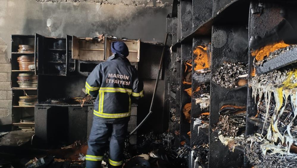 Mobilya deposunda yangın