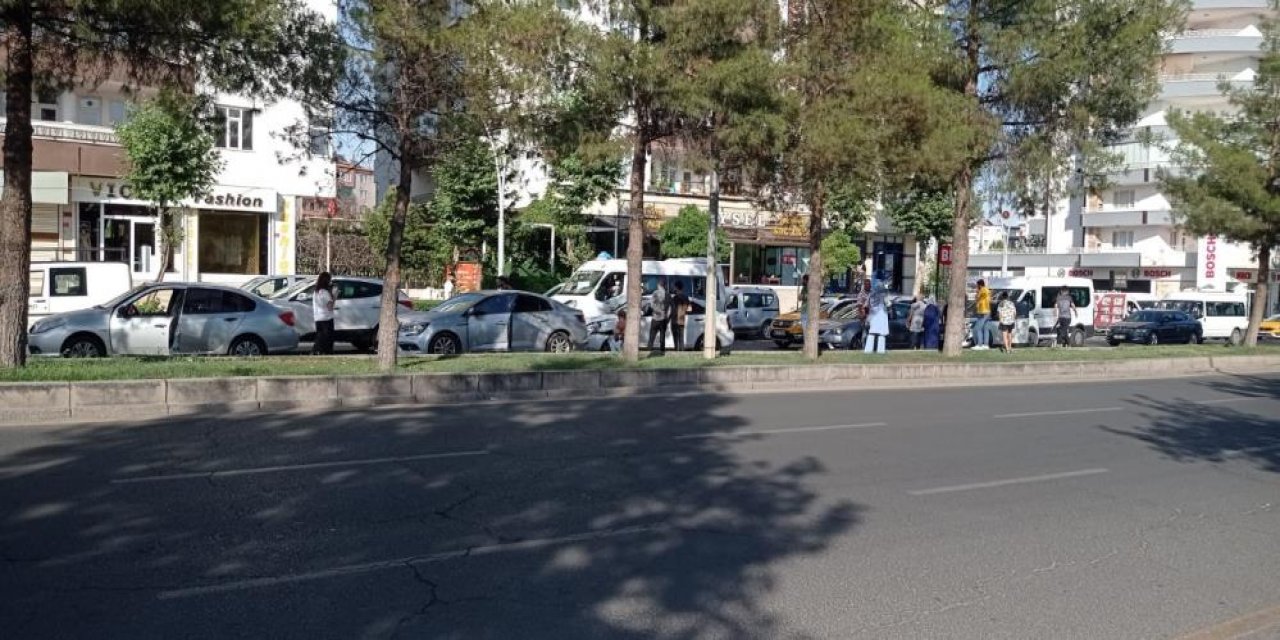 Diyarbakır’da 5 araç birbirine girdi