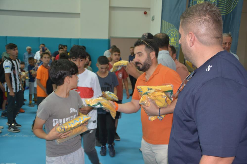 Sarıkamışlı sporculara malzeme dağıtıldı