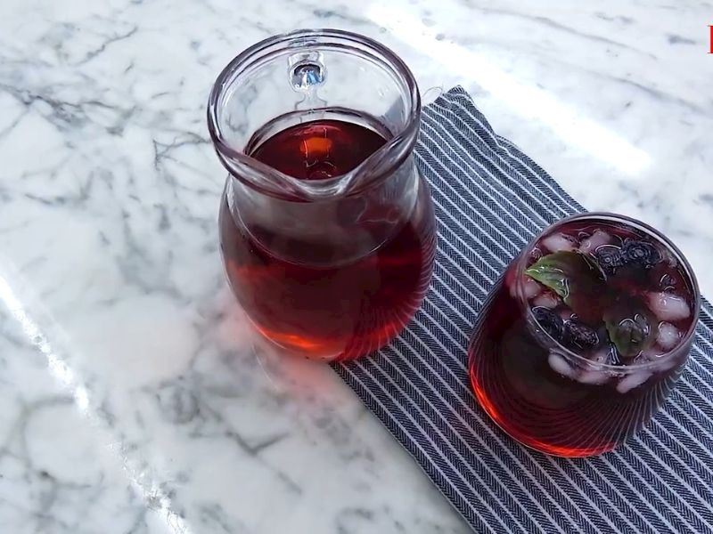 Serinleten içecek; 'reyhan şerbeti'