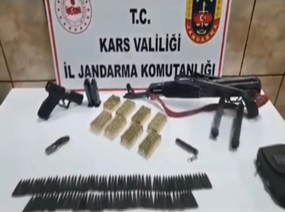 Kalaşnikof tüfek ve tabanca ele geçirildi