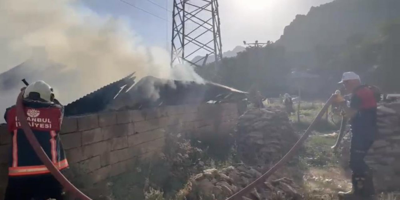 Yüksekova’da ahır yandı