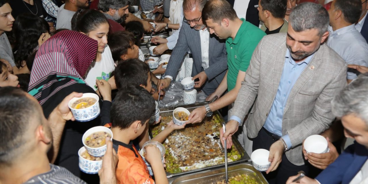 Kızıltepe'de aşure dağıtıldı