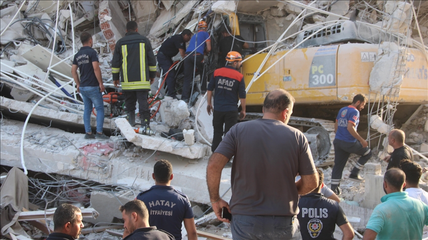 Çöken binanın altında kalan iş makinesi operatörü kurtarıldı