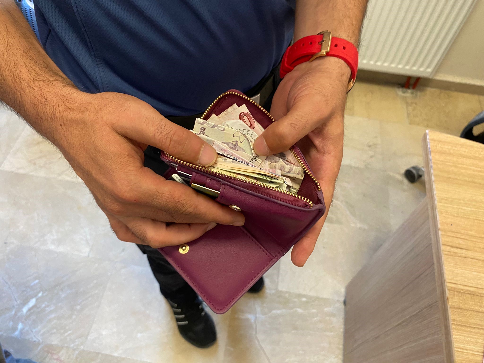 Temizlik personeli para dolu cüzdanı polise teslim etti
