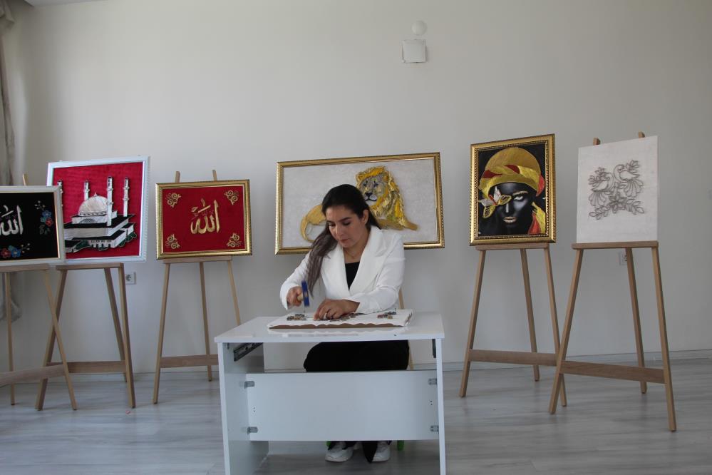 Suriye’den geldi, Türkçeyi, ardından Filografi sanatını öğrendi
