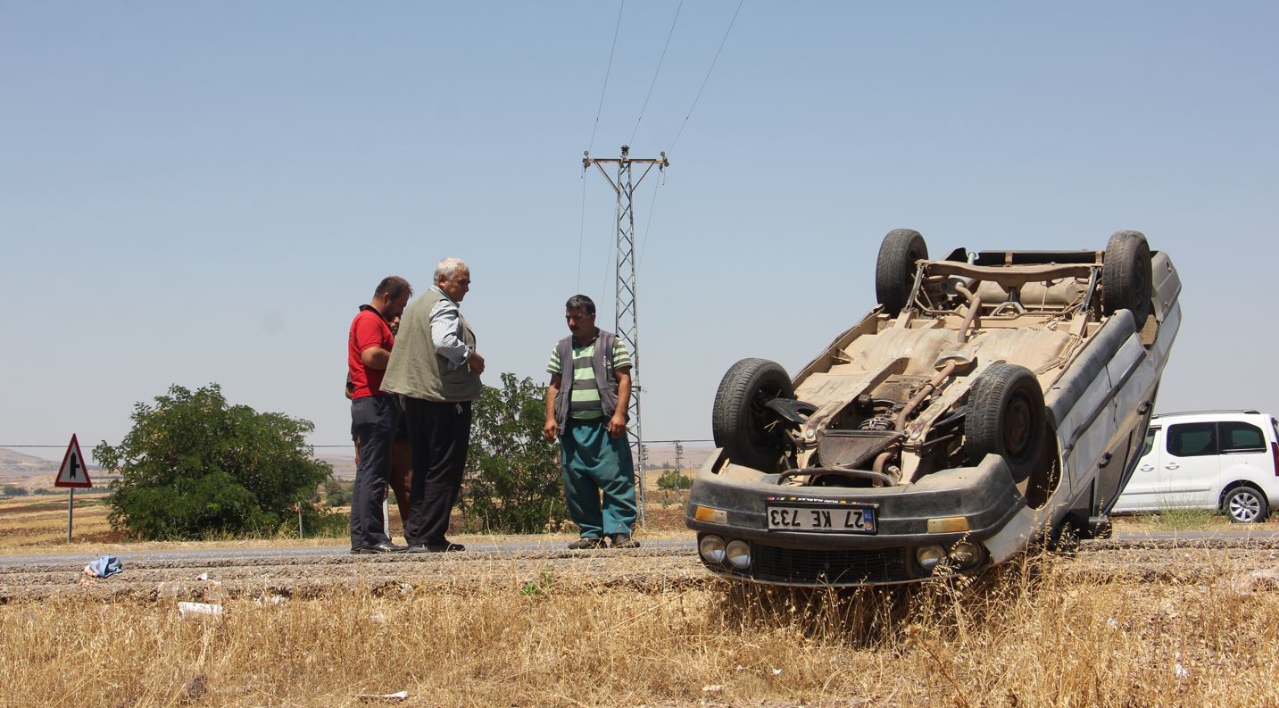 Devrilen otomobilde 2 kişi yaralandı