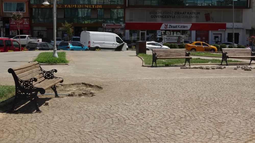 Sıcak hava bunalttı, park ve bahçeler boş kaldı