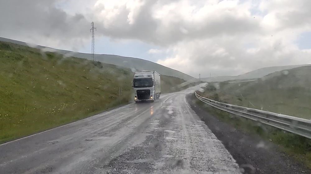 Sağanak ve dolu Ardahan’ı etkiledi