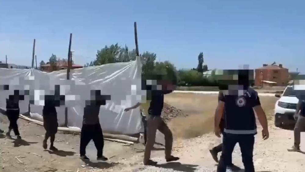 Göçmen kaçakçısı 9 kişi tutuklandı