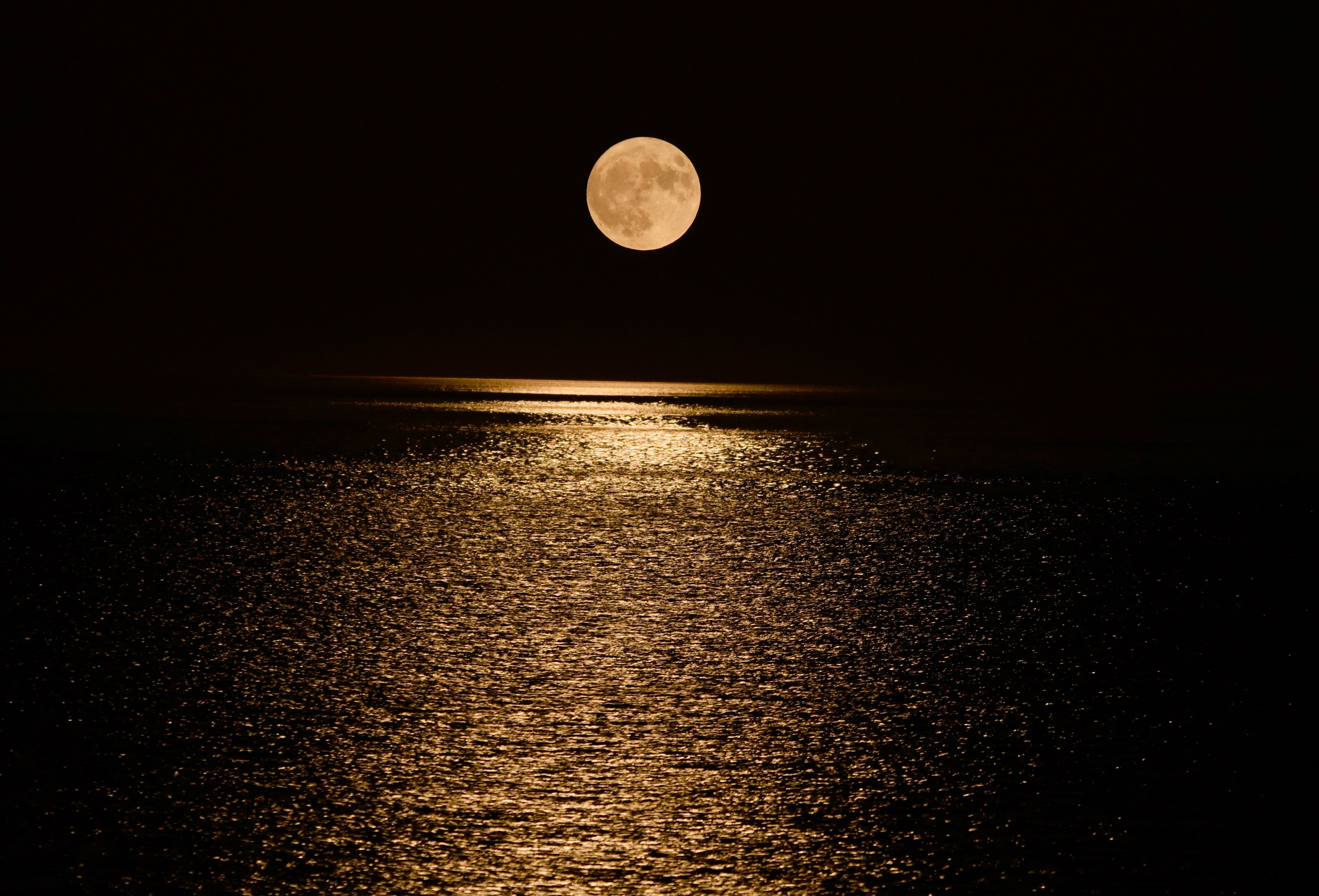 Van Gölünde dolunayı seyretmek