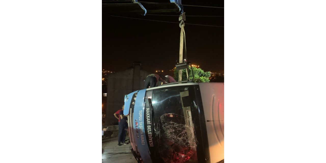 Halk otobüsü elektrik direğine çarptı: 1 yaralı