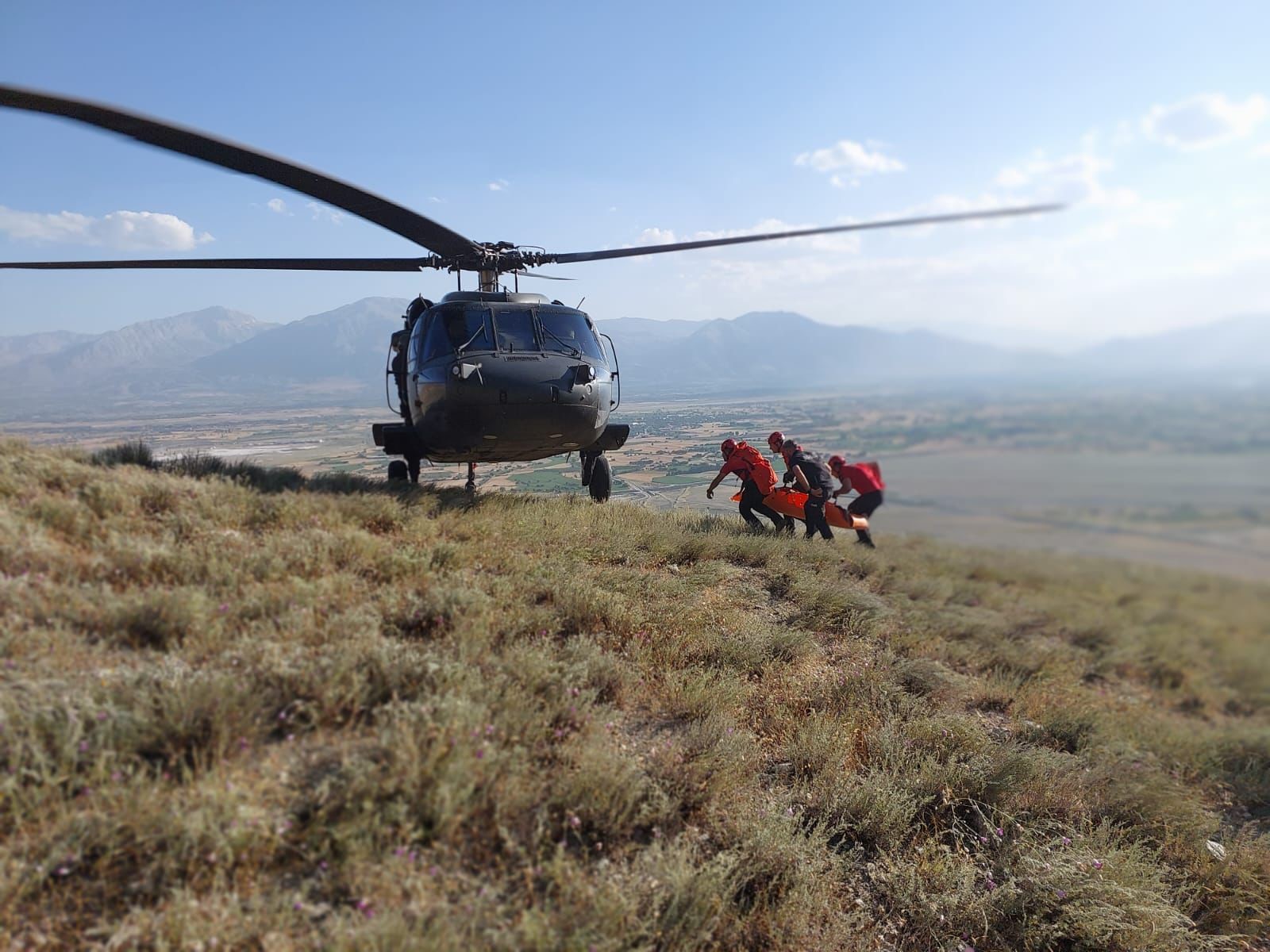 Helikopterle yaralı dağcıyı kurtardılar