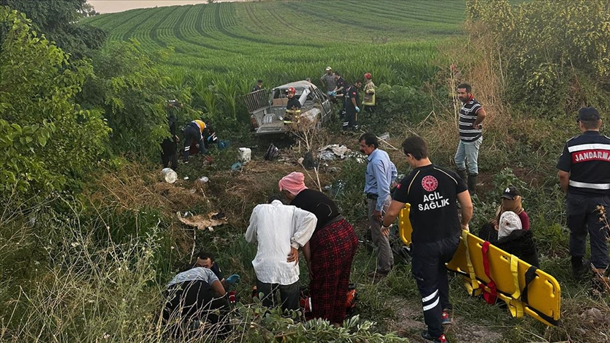 Tarım işçilerini taşıyan araç devrildi; 3 ölü, 11 yaralı
