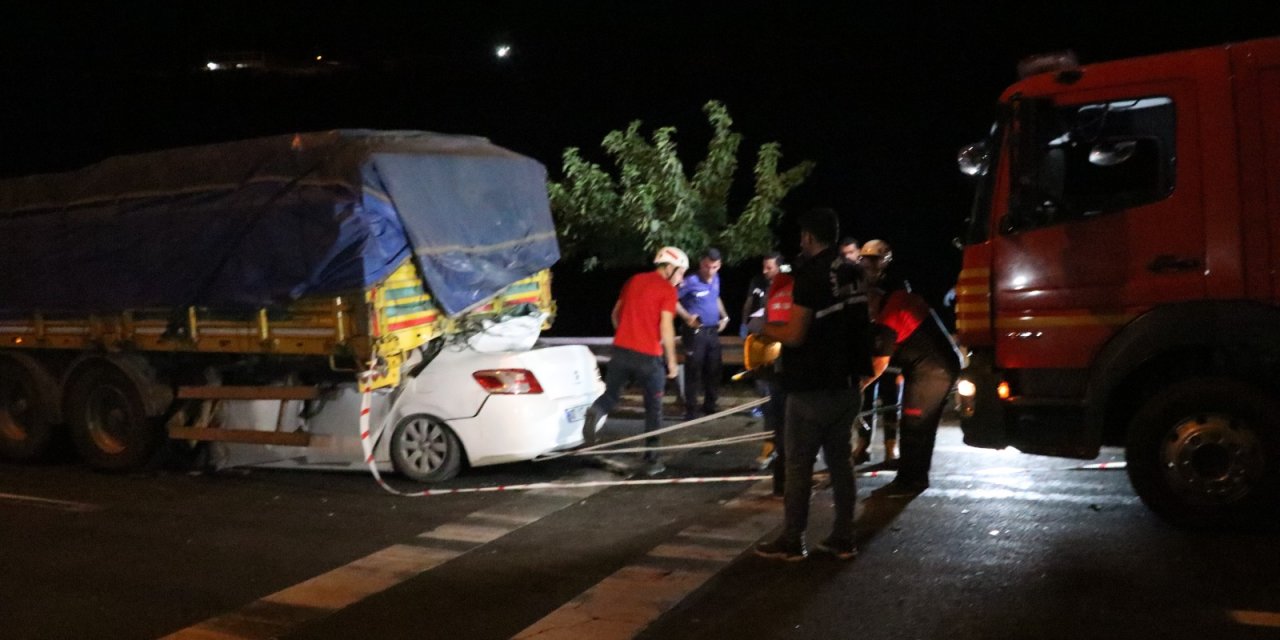 Arkadan tıra çarpan otomobildeki 2 kişi hayatını kaybetti