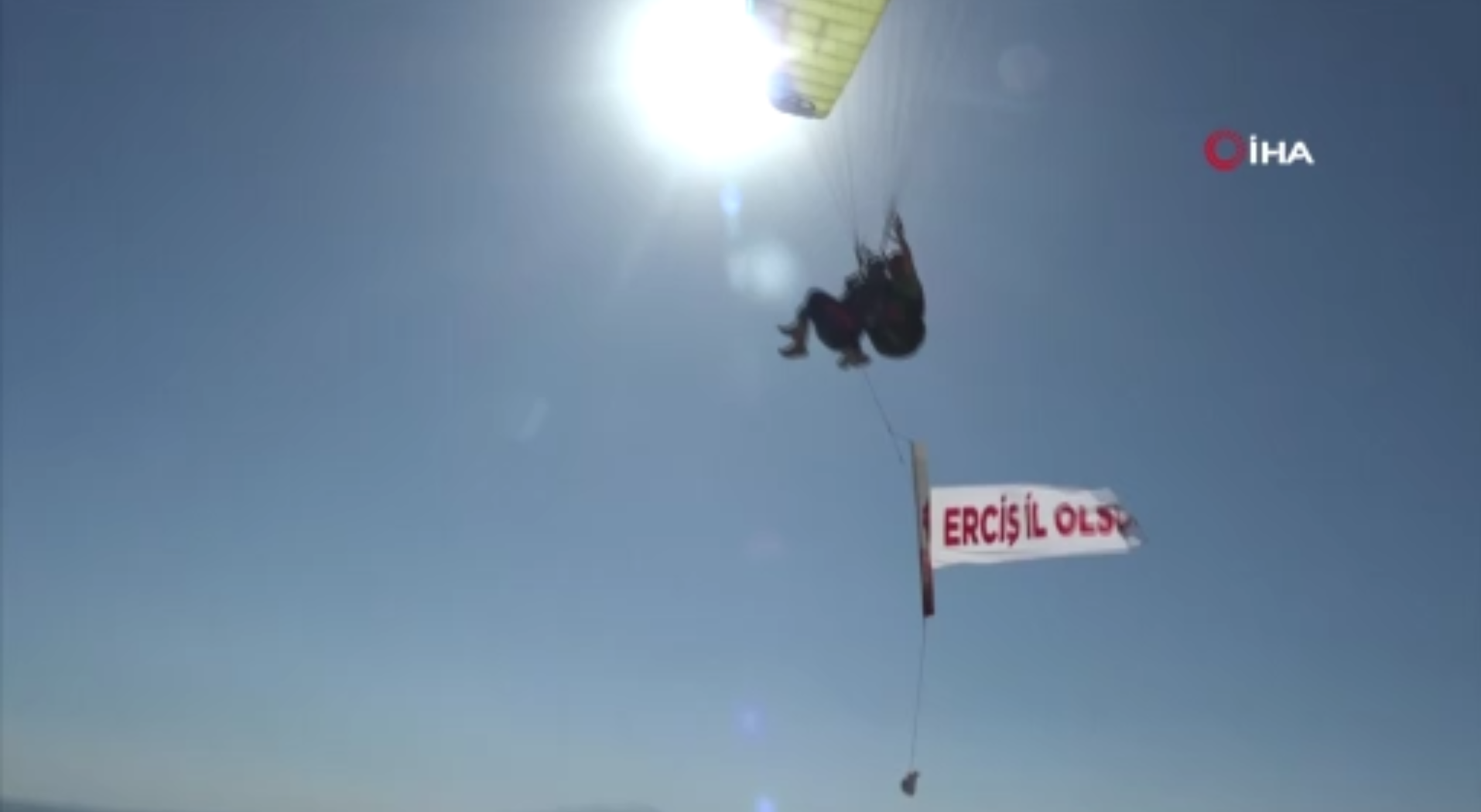 VİDEO - Baba-oğul paraşütçülerden ‘Erciş il olsun’ uçuşu