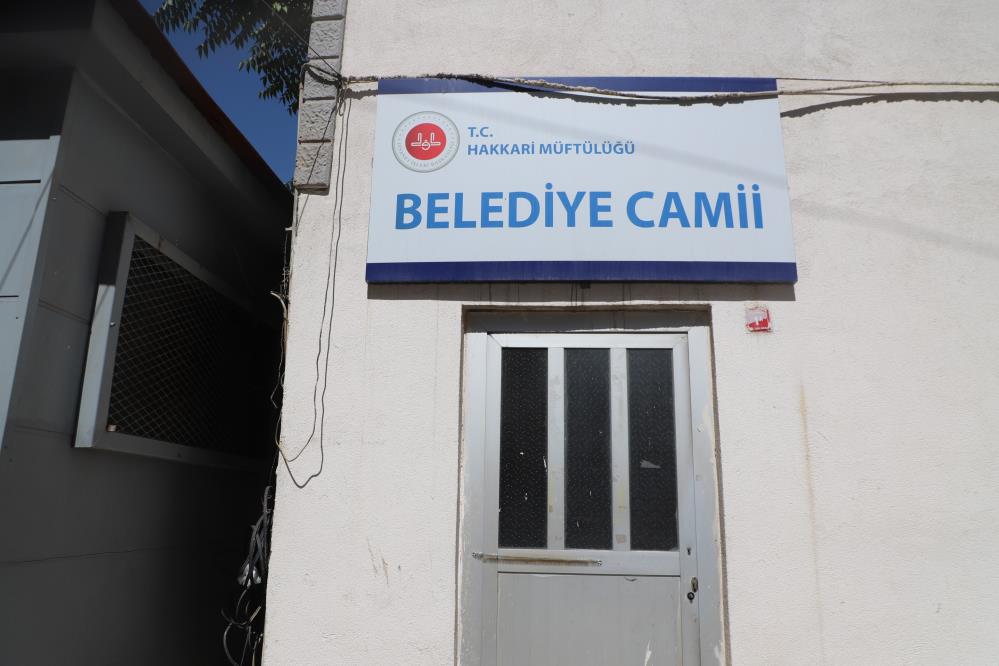 Depreme dayanıksız cami ibatede kapatıldı