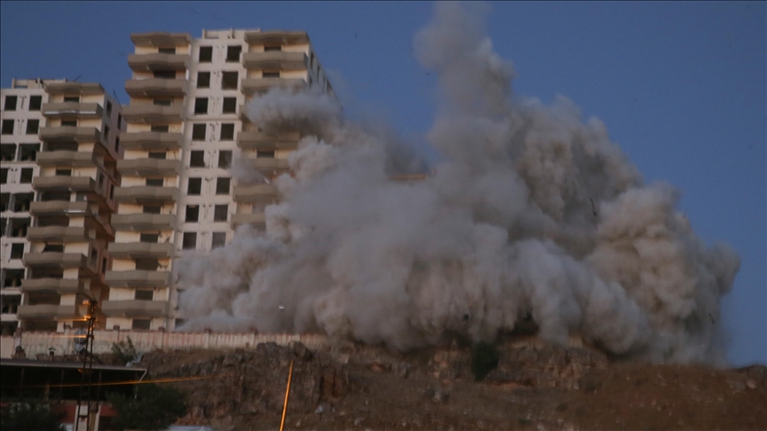 Pazarcık'ta depremden etkilenen bina patlayıcı yardımla yıkıldı.