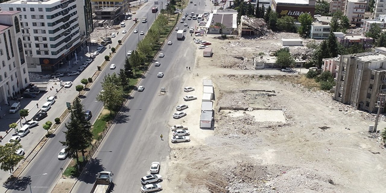 Kaldırılan enkazların yerinde boş arsalar kaldı