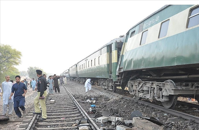 Pakistan’da yolcu treni raydan çıktı,  22 ölü, 50 yaralı