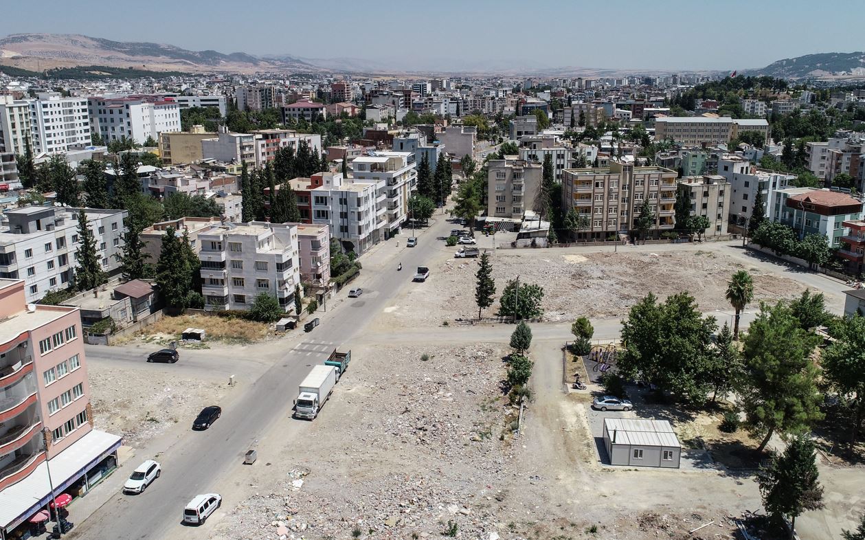 Adıyaman'da kaldırılan enkazların yerinde boş arsalar kaldı