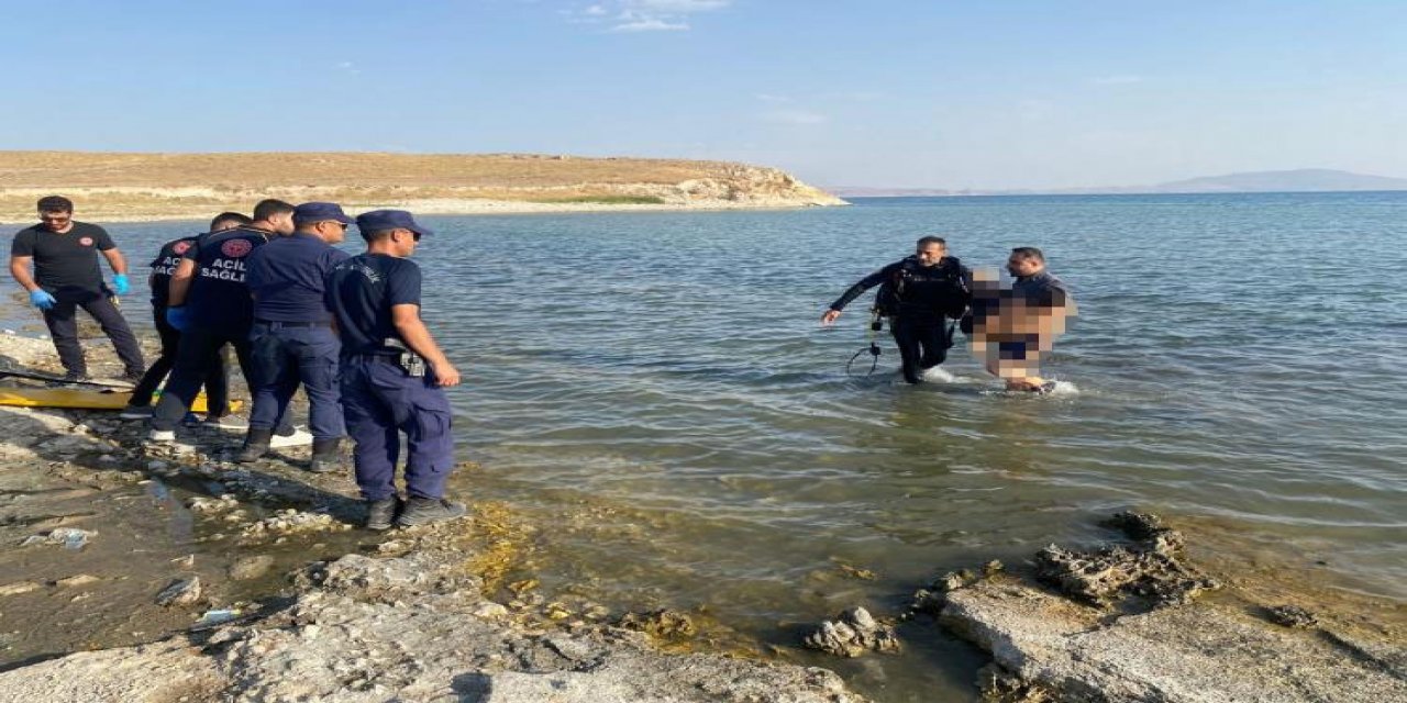 Van Gölü'ne giren 2 genç boğuldu