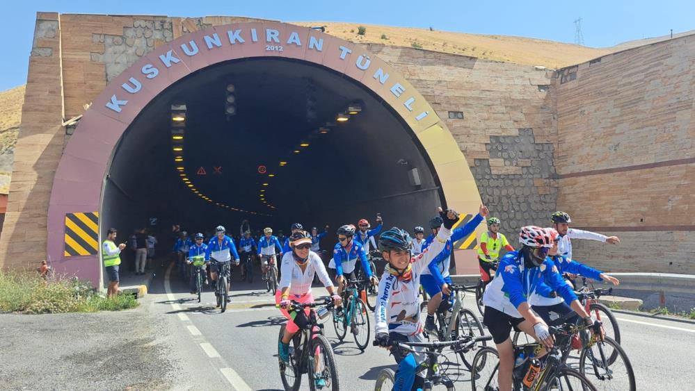 Engelli bisikletçiler festivali renklendirdi