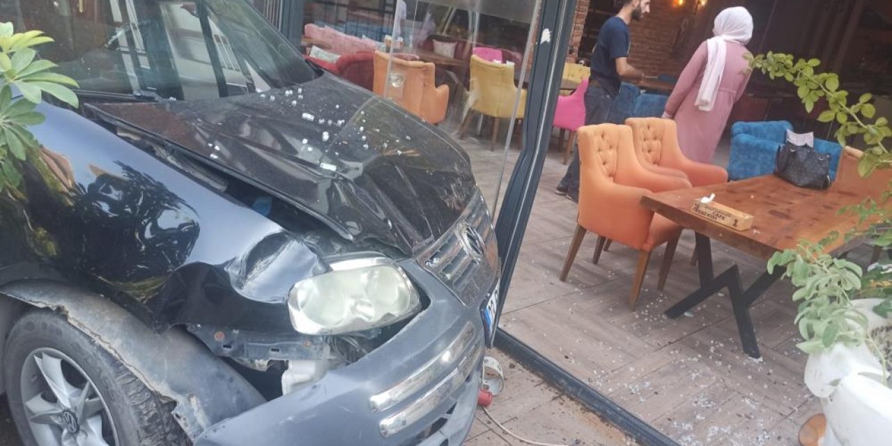 Araçla kafeye girdi, o anlar kamerada