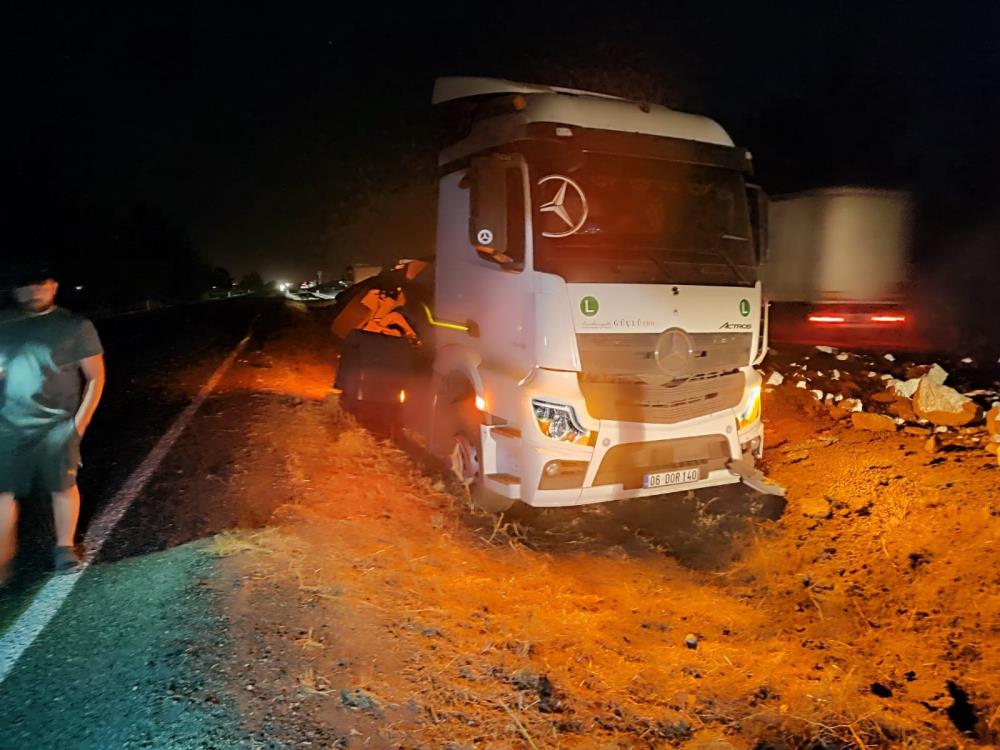 Taş yüklü TIR refüje devrildi