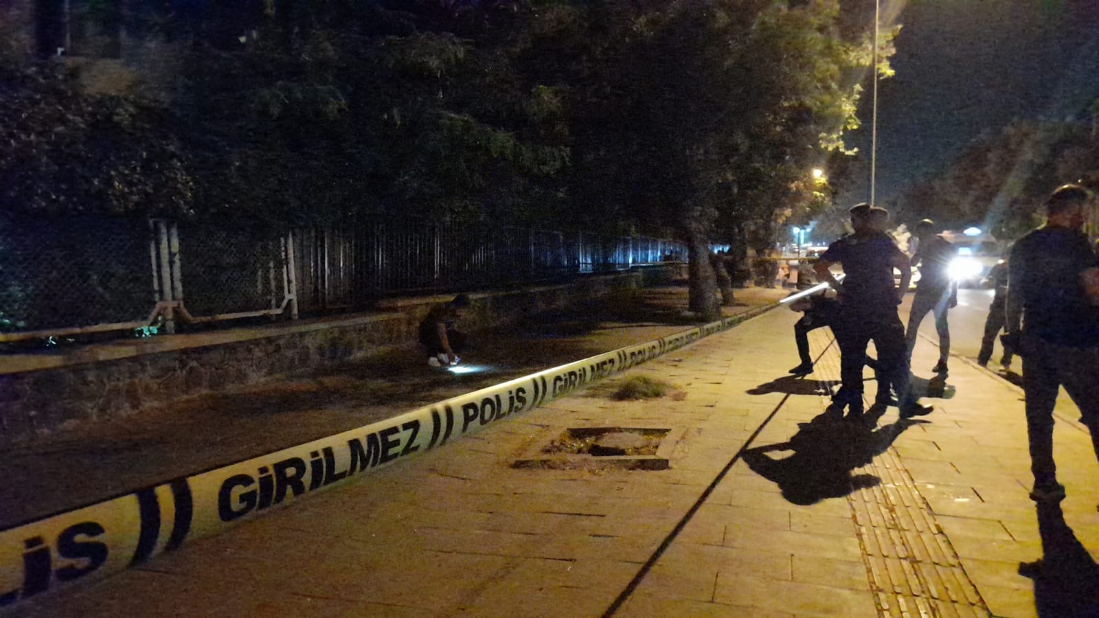 Sokak ortasında birbirlerini silahla vurdular