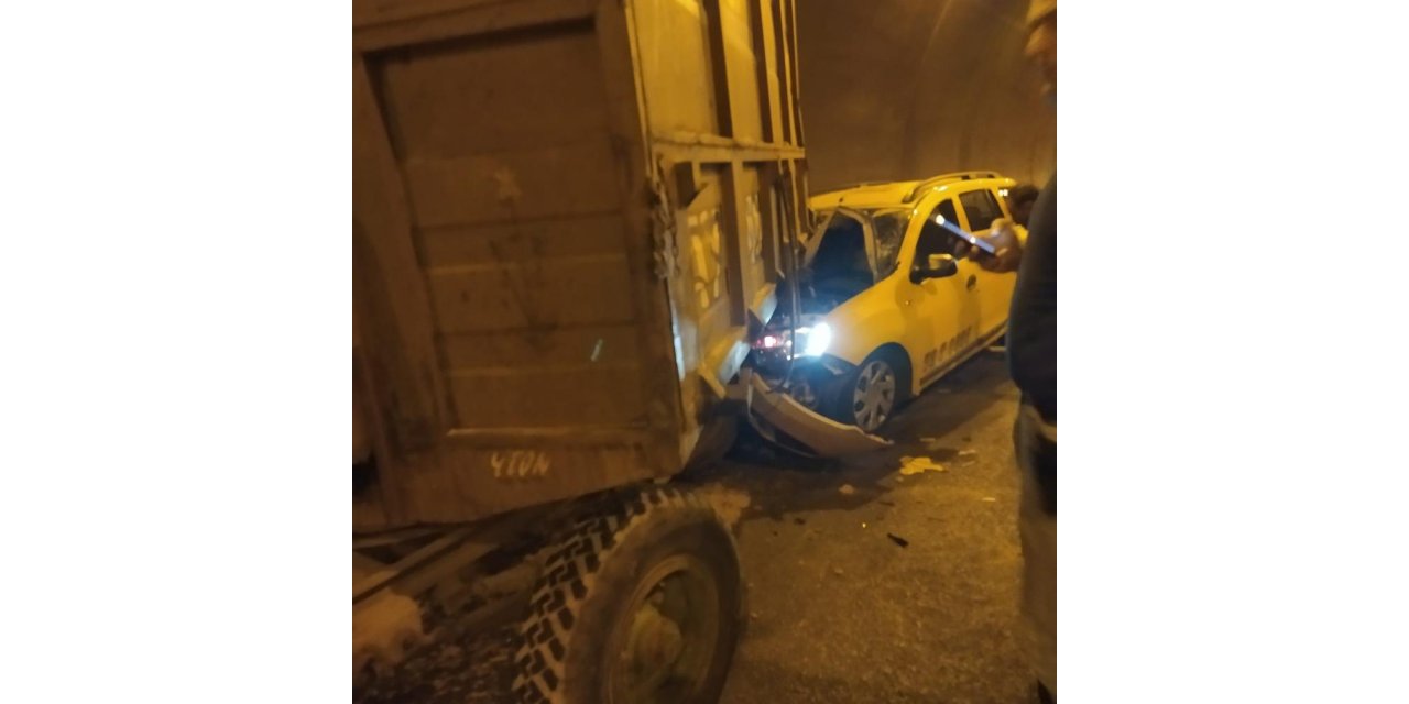 Taksi ile traktör çarpıştı, 2 yaralı