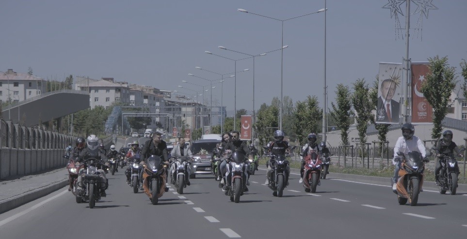 Motosikletlilerin düğün alayı