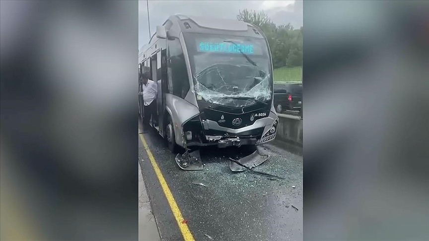 Metrobüs, yolcu indiren metrobüse çarptı