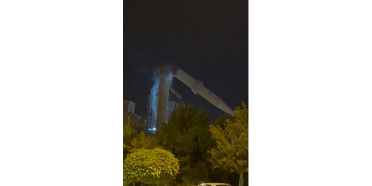 VİDEO - Hasar alan cami minaresi kontrollü yıkıldı