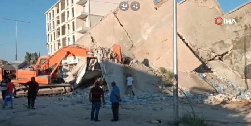 İş makinasının üzerine bina çöktü